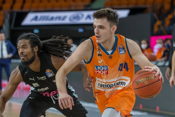 边策动进攻 边策动进攻